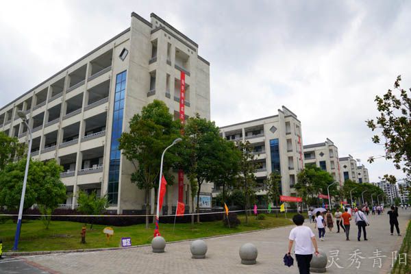 巩文生一行先后来到高考考点青阳一中,青阳中学和九子山宾馆高考考生